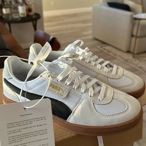 Brand new, never used Super Team OG sneakers
SIZE: 6.5 UK/US 7.5
COLOR: WHITE